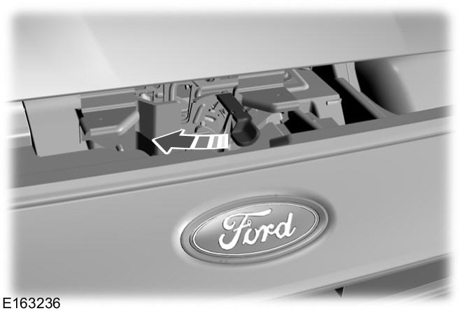Ford Fiesta. Öffnen der motorhaube