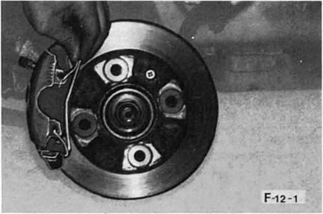 Ford Fiesta Reparaturanleitung. Bremsbelage aus-und einbauen