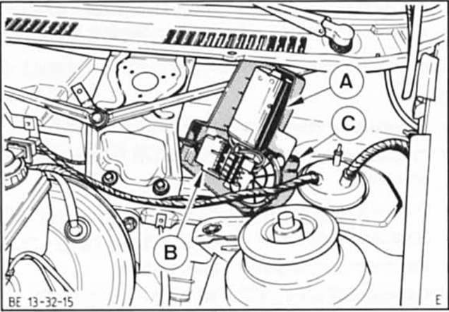 Ford Fiesta Reparaturanleitung. Scheibenwischermotor vorn aus- und einbauen 