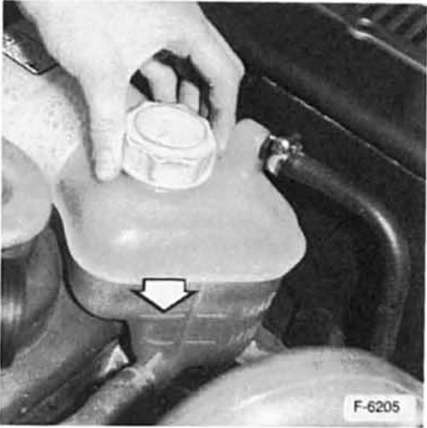 Ford Fiesta Reparaturanleitung. Kühlmittelstand prüfen 