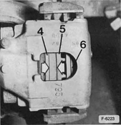 Ford Fiesta Reparaturanleitung. Bremsbelagdicke prüfen 