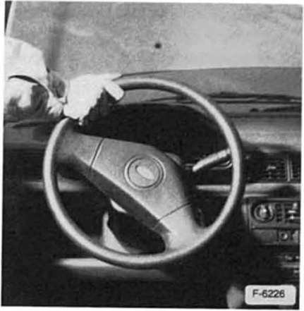 Ford Fiesta Reparaturanleitung. Lenkungsspiel prüfen