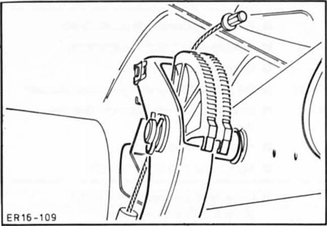 Ford Fiesta Reparaturanleitung. Kupplungsseilzug aus- und einbauen
