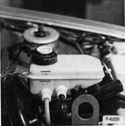 Ford Fiesta Reparaturanleitung. Bremsflüssigkeitsstand/warnleuchte prüfen 